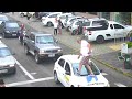 Vereador passa por cima de capô de carro parado na faixa de pedestre (NSC Notícias/NSC TV)