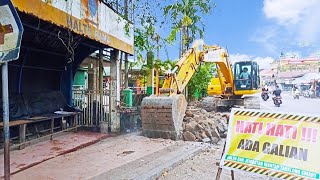 The process of demolishing the sidewalk in front of the Ojek Pengkolan Kelua intersection