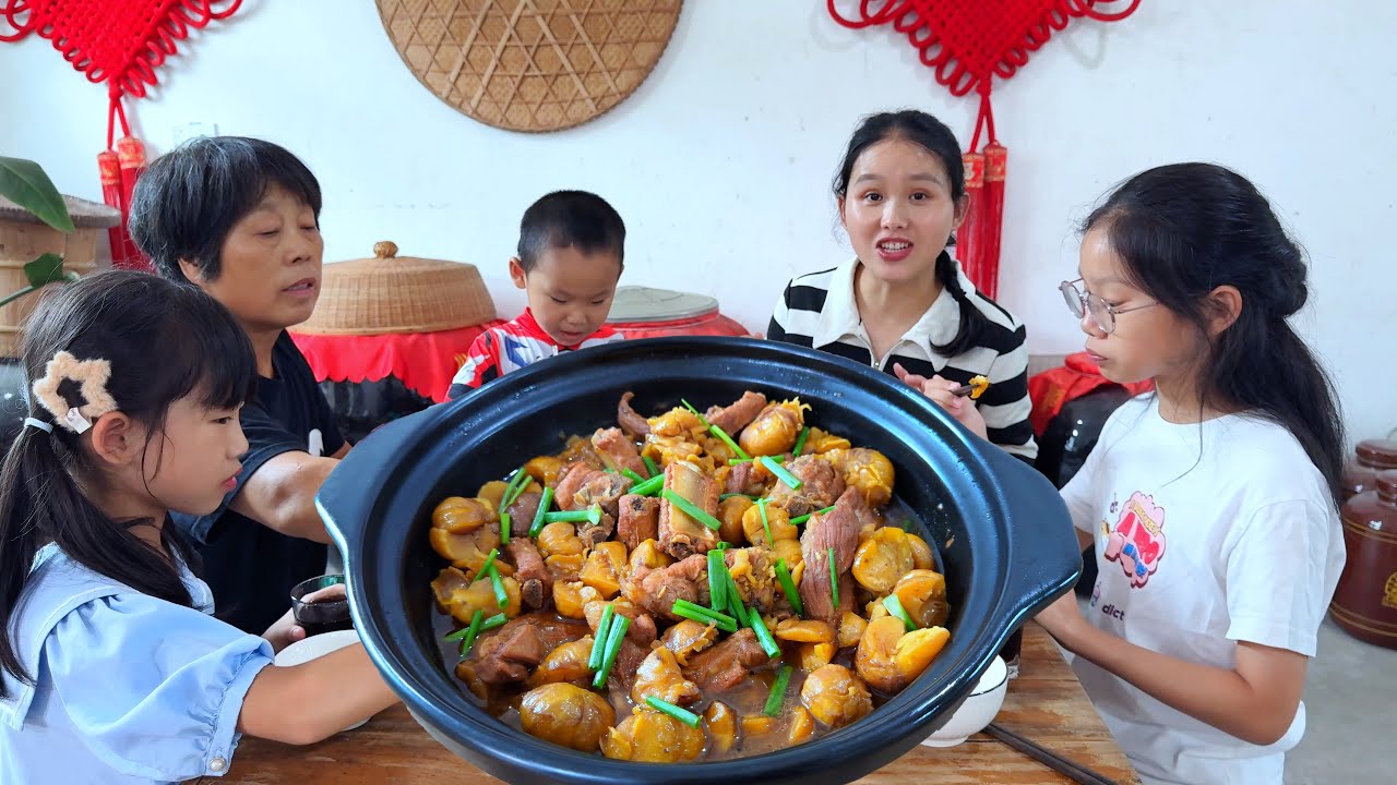 Обязательное блюдо осени – свиные ребрышки, тушеные в каштанах, такие вкусные.