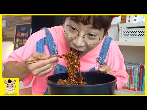 뽀로로 짜장면 먹기 놀이 Pororo <strong>Black</strong> Noodle Pretend Play For <strong>Kids</strong>
