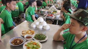 Bưa cơm đầu tiên cẩu các chiến sỹ nhí