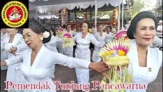 'Ngayah' di Pura Desa dan Pura Puseh Ubung, Kuningan Sabtu (29/11/2025).