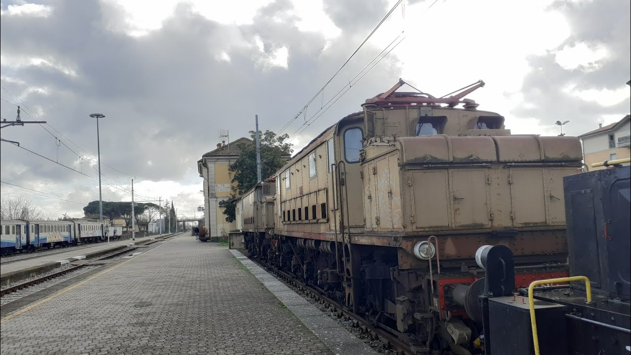 I treni TFT EX LFI  accantonati e pronti alla demolizione alla stazione di Monte San Savino