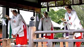 Yutate Kagura, Jōnangū Shrine, Kyoto  湯立神楽  城南宮  京都  by  Kari Gröhn, karigrohncom