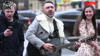 Шнур поет с футболистом на Невском проспекте