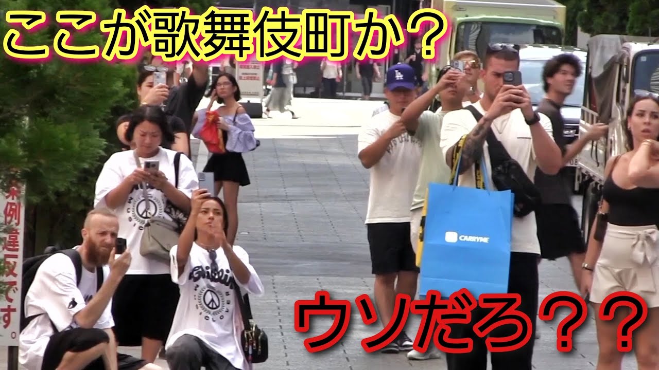 新宿、歌舞伎町のゴジラと3D猫ちゃんの迫力に外国人観光客たちが圧倒される