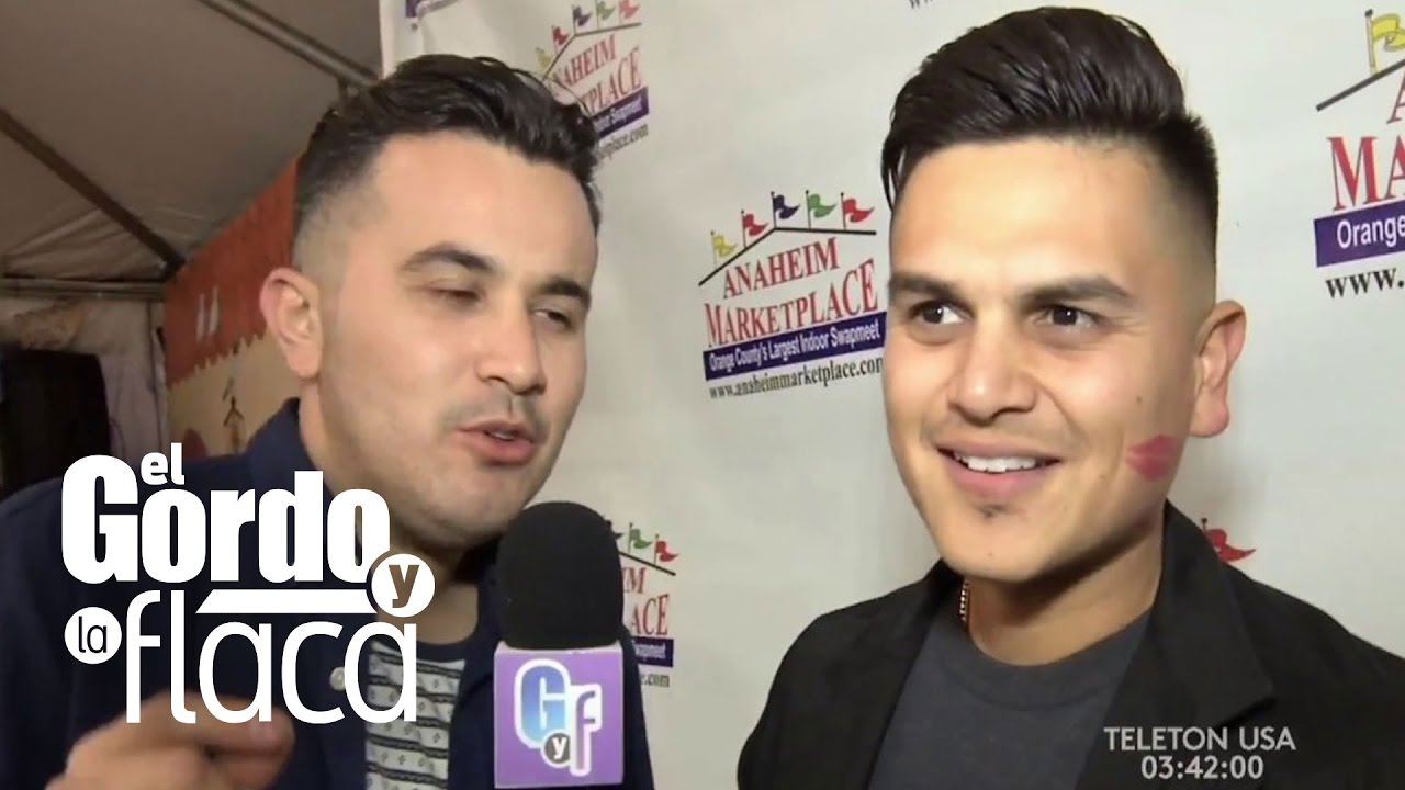 Regulo Caro se dejó llenar de besos en una sesión de autógrafos - YouTube