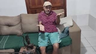 ZEZINHO ALVES MOSTRA A BALANÇA E O MOEDOR DE CAFÉ MANUAL QUE LAMPIÃO DEU A SUA TIA DOLORES
