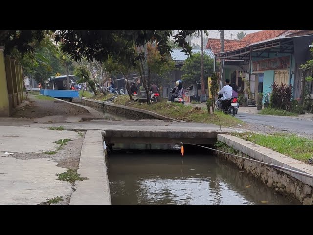 Kotomono angler sedang live mancing di pinggir jalan