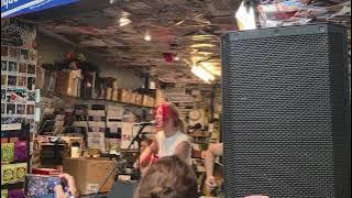 Download lagu Taylor Acorn - Birds Still Sing (Live at Banquet Records, 18/9/25)