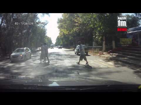 В Керчи водители не пропускают людей на пешеходных переходах