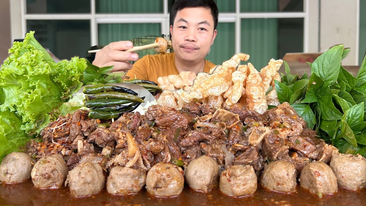 ก๋วยเตี๋ยวเนื้อตุ๋นสูตรเข้มข้น♨️แคบหมูกรอบอร่อย😋😋😋￼