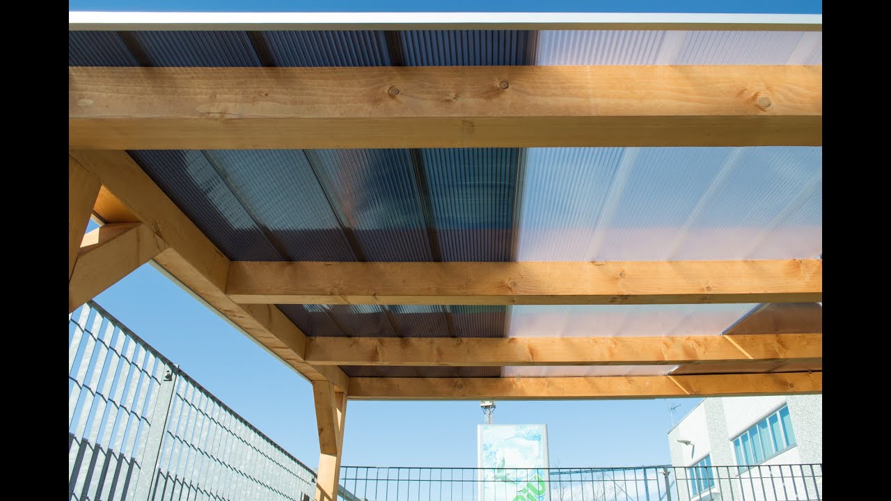 Come chiudere una veranda in legno con il policarbonato youtube Coperture in pvc trasparente per tettoie