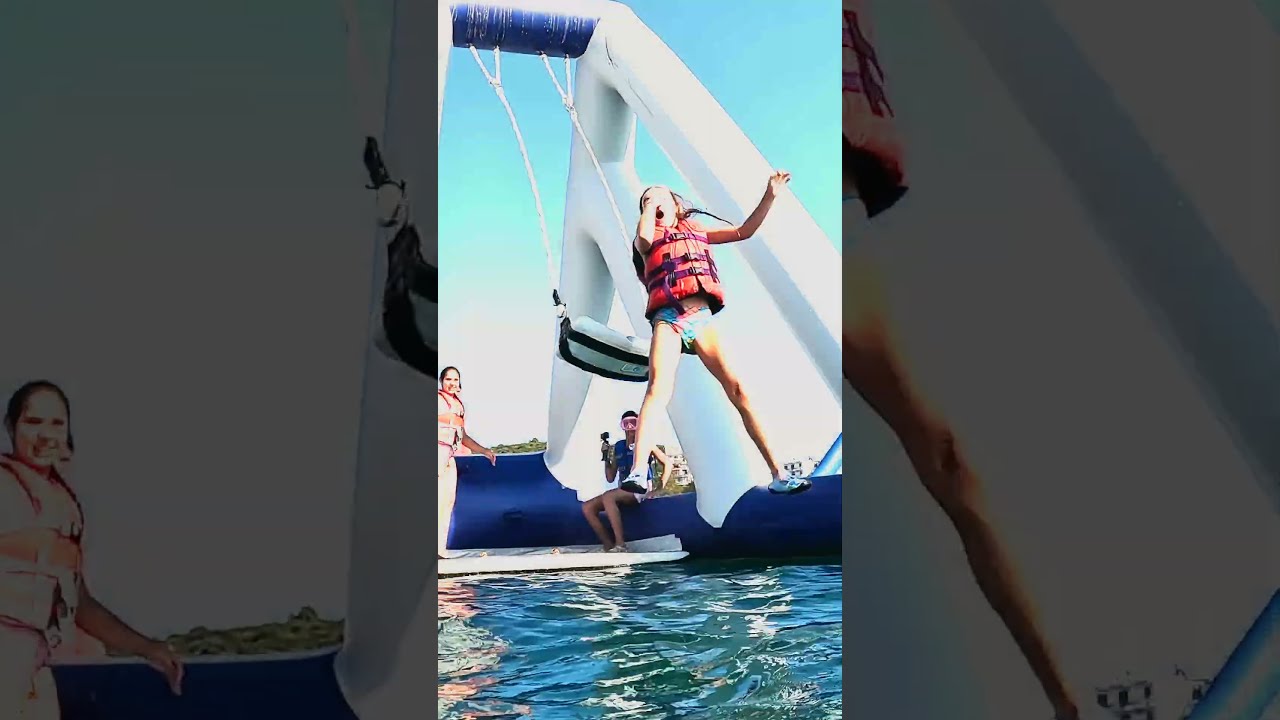 🎢 Mara și Teo: DISTRACȚIE MAXIMĂ pe gonflabilele din mijlocul mării #marastefania #familiamarei
