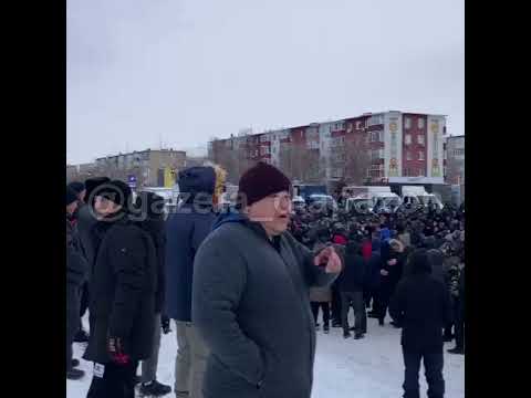 В Актобе на площади перед областным акиматом собрались протестующие