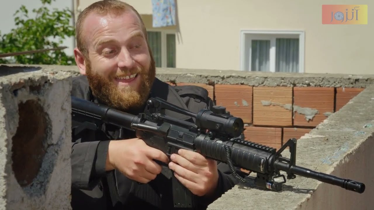 جانسو عم تتظاهر ضد الشرطة معقوول شو وراها هي - الفريق الأول 2