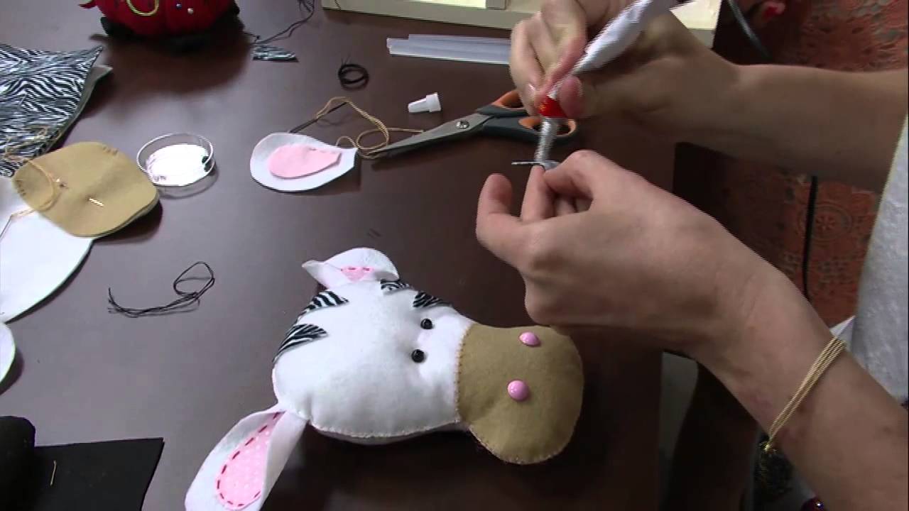 Mulher.com 24/12/2013 Monica Forti - Almofada bichinho em feltro