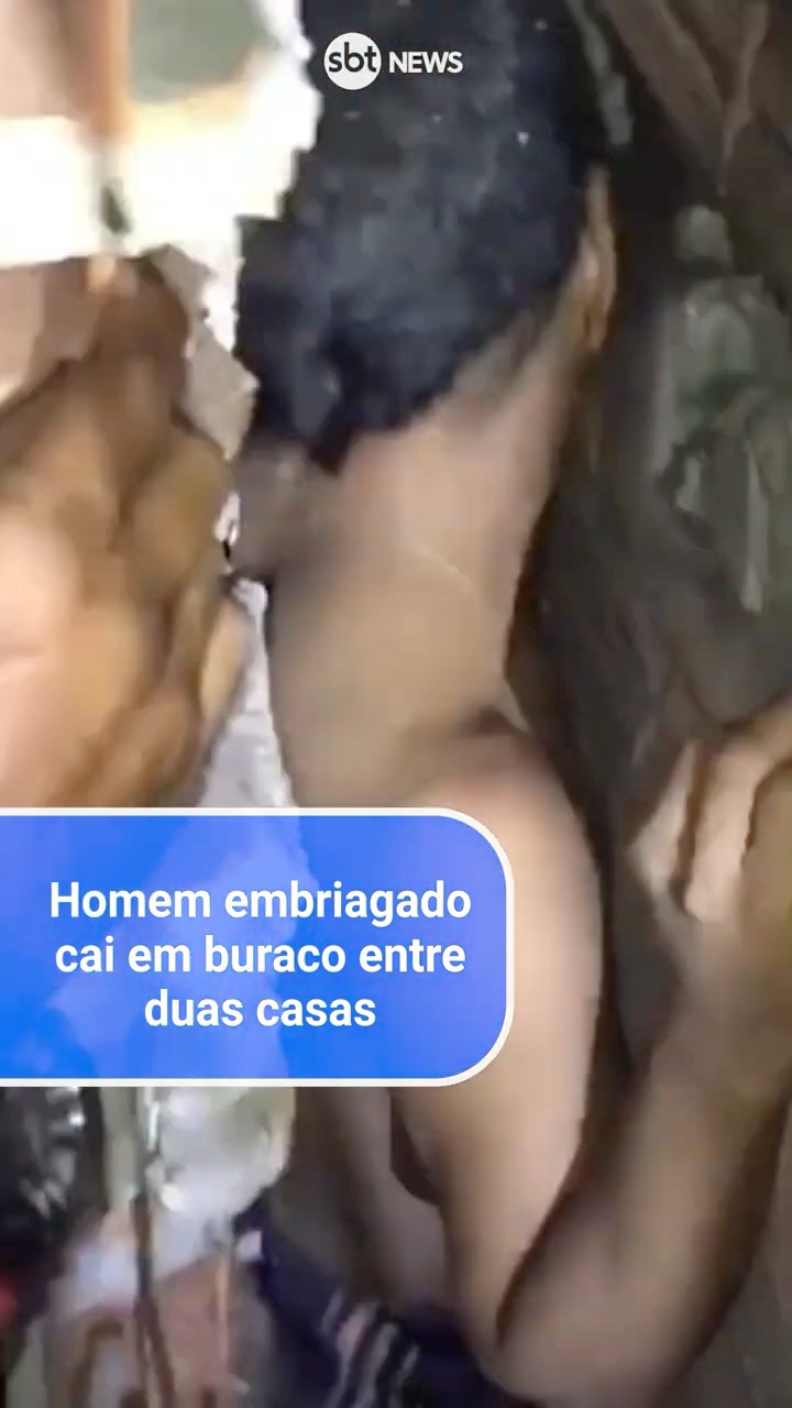 Homem embriagado cai em buraco entre duas casas em Manaus