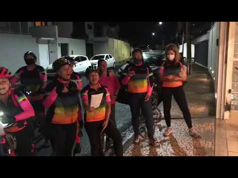 Surpresa e emoção: mulheres cantam músicas de natal para amiga que sofreu acidente de bicicleta