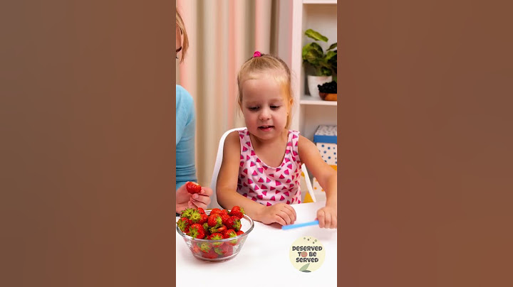 Easy strawberry eating 🍓 Kid-friendly food hack