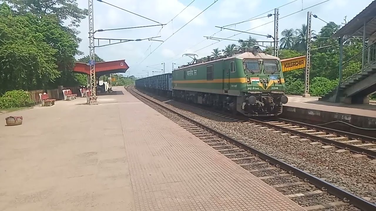 🔥Wdp4 Engine Pulling Boggies Passing Through KULGACHIA Station ll Indian Railways High Speed Train