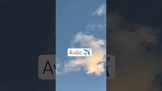 momento exato em que um jato passava sobre o céu. #aeronave #avião #céu #sky #donaldtrump #topglobal