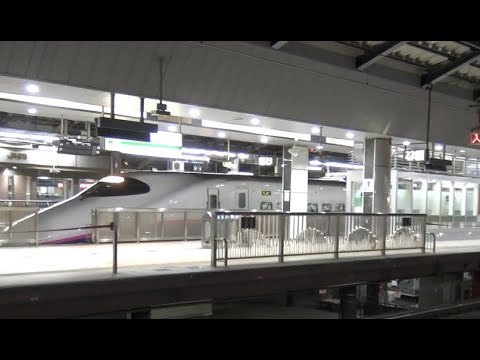早朝の東京駅を出発していく減少傾向のE2系で運行される上越新幹線ときの1番列車