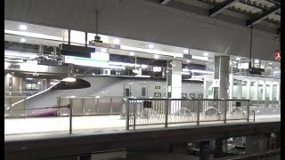 早朝の東京駅を出発していく減少傾向のE2系で運行される上越新幹線ときの1番列車