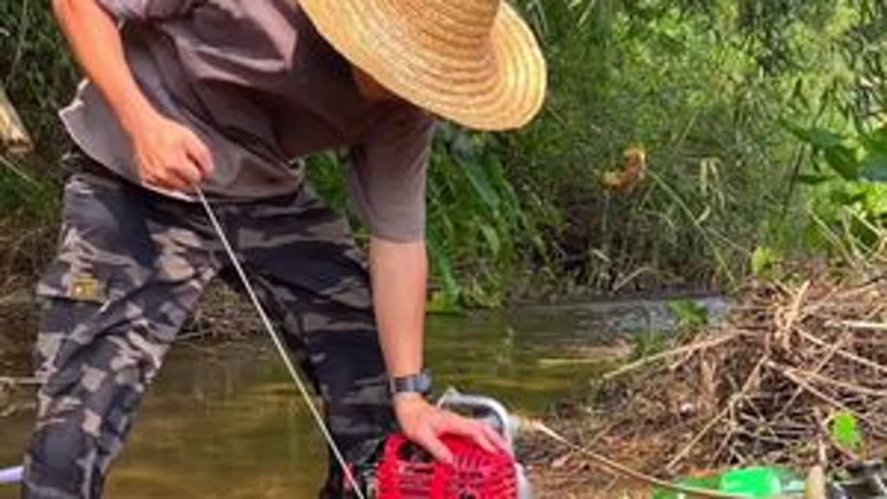 刚把第一季的农作物收完，才休息了一天，又得要继续下地干活了 #农村 #抽水机 #微耕机 #打田 #我的乡村生活