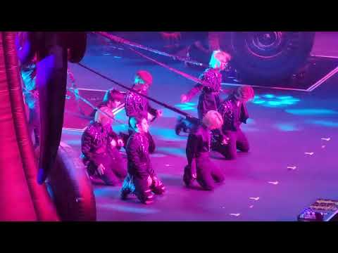 Red Lights (OT8) - Stray Kids Sydney 230221