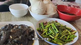 今天弄两个小炒，酱茄子和蒜薹炒肉，最下饭了 #农村生活 #农村美食 #农村