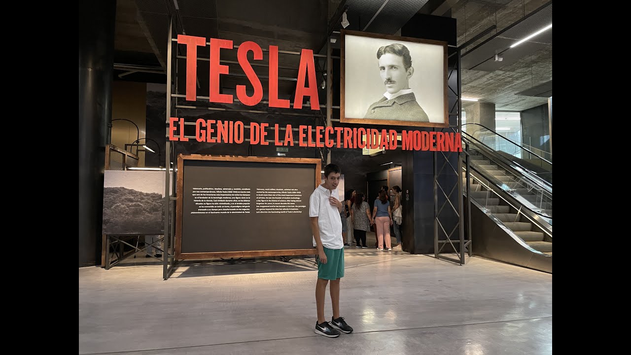 Visita a la exposición de Tesla en CaixaForum con una persona con autismo | Sevilla Accesible