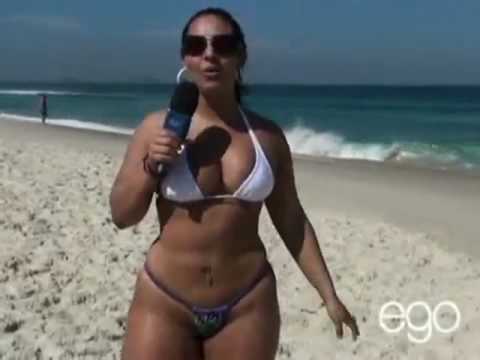 Mulher melancia de fio dental na praia