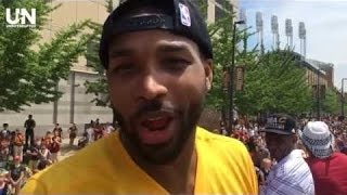 Tristan Thompson se burla del habla yup Draymond de verde durante el desfile cavs