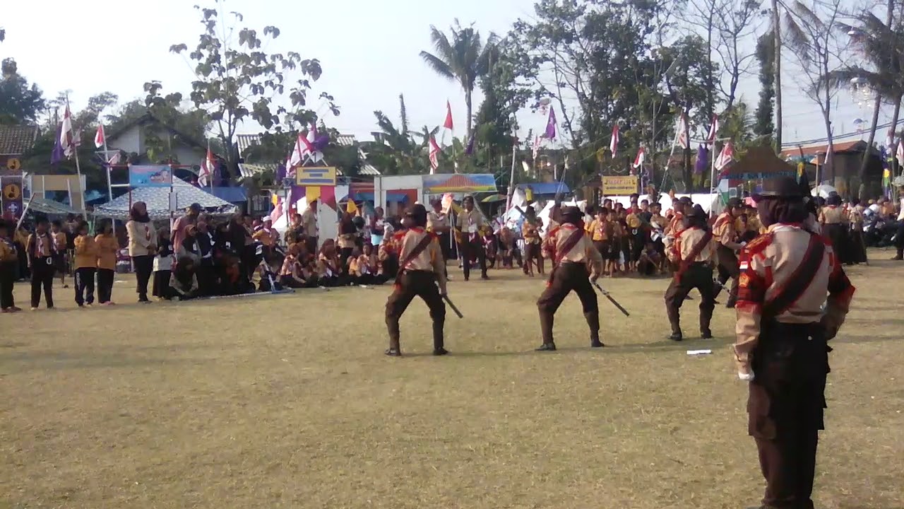 JUARA PBB VARIASI BERTONGKAT PUTRI SMP NEGERI 1 DUKUHTURI - YouTube