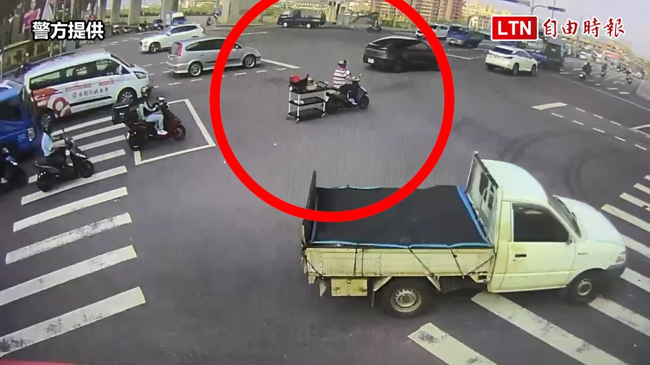台中限定！機車拉著置物架裝滿盤子 翻倒全摔破網笑翻