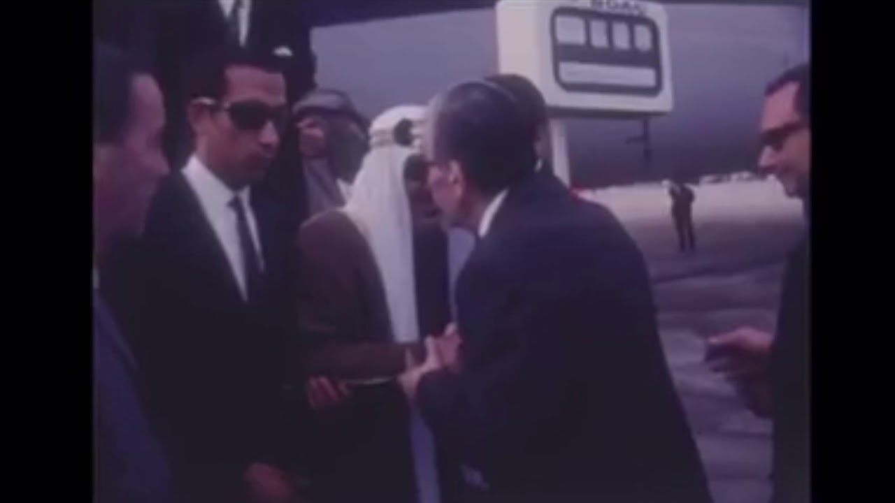 الملك سعود يصل الى اليونان متكئا على ابنه الامير ماجد رحمهما الله و عبدالرحمن الغنيم سكرتيره الخاص