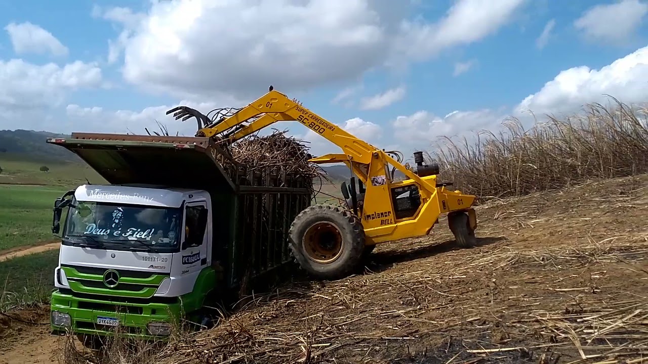 carregadeira Bell enchendo Mercedes de cana operador sabe trabalhar