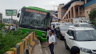 Kirti Nagar Metro Station ke pass DTC bus divider me ghusa dtc news delhi today livenews