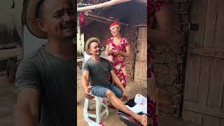 A Comadre Tentando Ajudar O Compadre