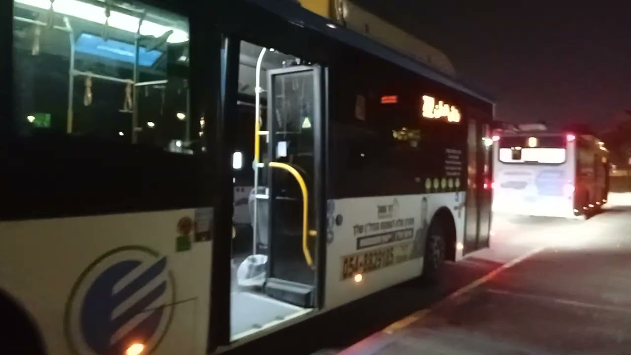 ירידה מהייגר חשמלי עירוני החדש של קו 282 מתל אביב לראש העין בתחנה האחרונה בית העלמין ראש העין 