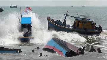 Sóng lớn tấn công cửa cảng, nhấn chìm ghe trong tích tắc khi bão đổ bộ.