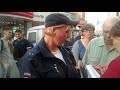 Полицейские задерживают женщину которая заступмлась за старика который продовал цветы у м приморская
