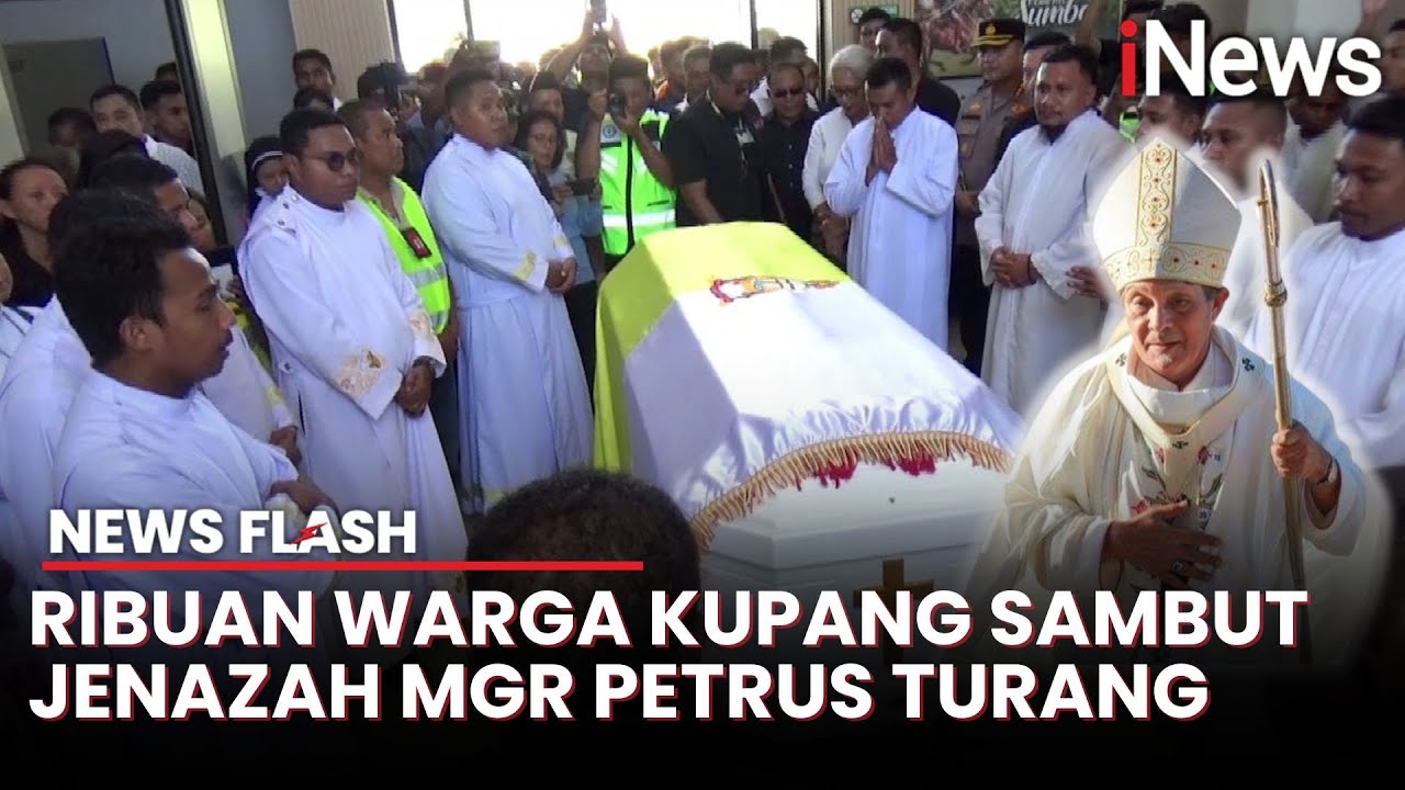 Jenazah Uskup Agung Emeritus Mgr Petrus Turang Tiba di Kupang, Disambut Ribuan Umat | News Flash