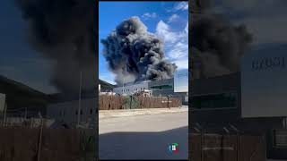 🚨 #incendio en #santoña . Se está produciendo un incendio en la fábrica de conservas Crespo.