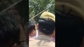 पुलिस से कांग्रेस नेता की हुई नोंक-झोंकnews video newstoday viralvideo news newstoday video