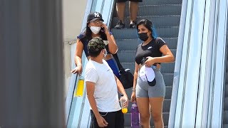 Mirando fijamente a desconocidos en las escaleras 4