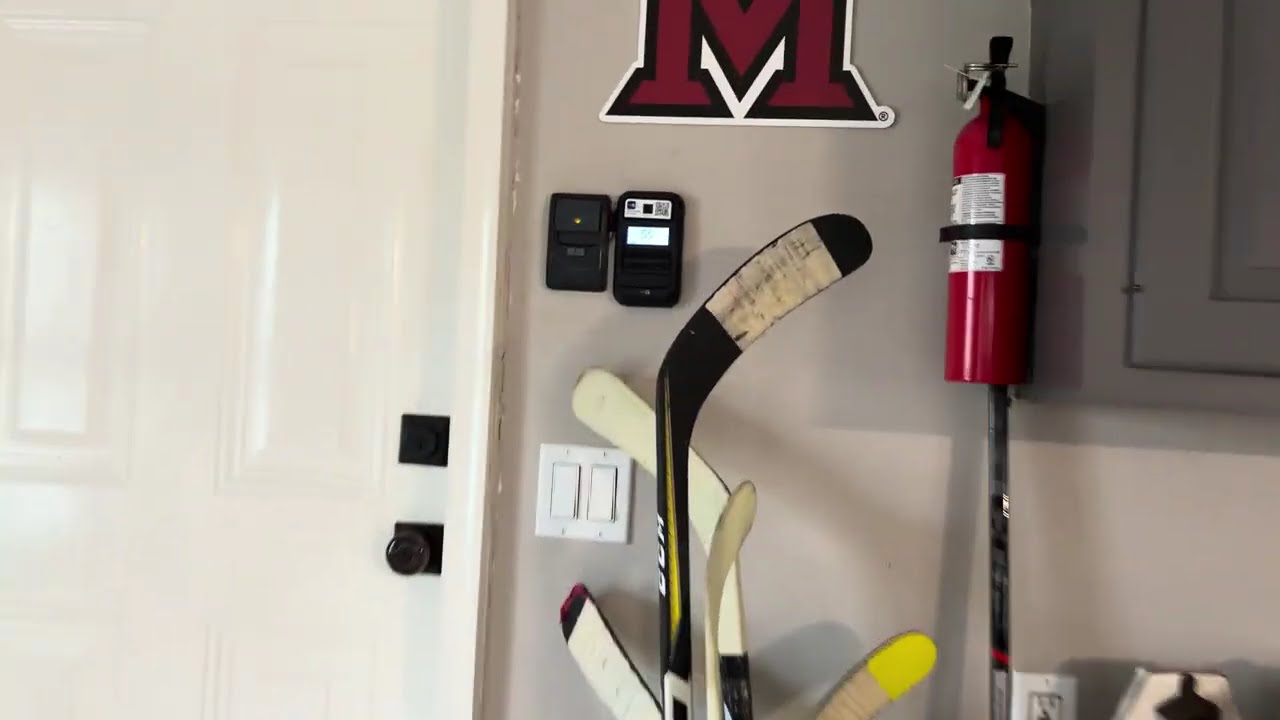 Подъемник LiftMaster 6690L на воротах Clopay размером 9x8 футов.