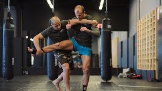 Защита от прямого удара ногой: уроки тайского бокса с чемпионом мира Защита от прямого удара ногой: уроки тайского бокса с чемпионом мира