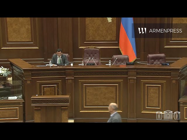 Ұйықтап жатқан қызды түсіру Сүйіспеншілікке толы жұптың жыныстық қатынасы